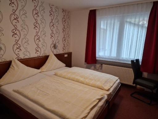 Hotel Weinhaus Am Stiftstor トライス・カーデン エクステリア 写真