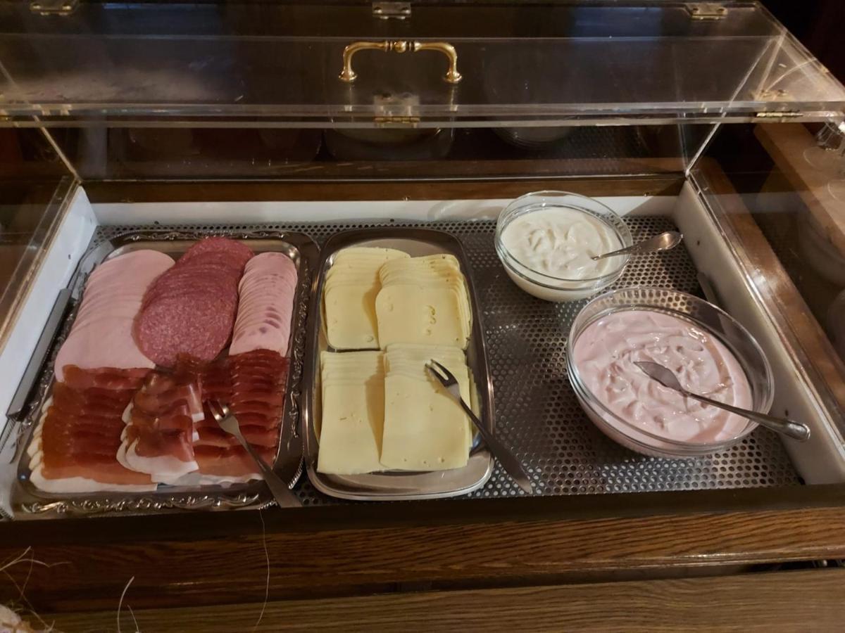 Hotel Weinhaus Am Stiftstor トライス・カーデン エクステリア 写真