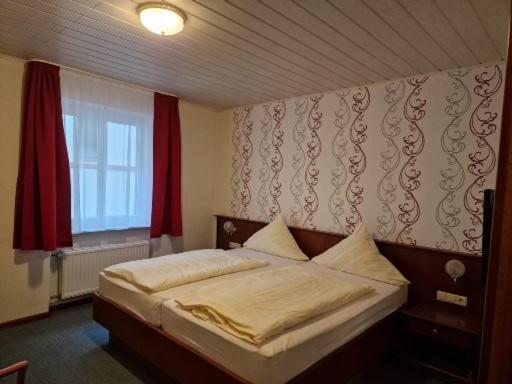 Hotel Weinhaus Am Stiftstor トライス・カーデン エクステリア 写真