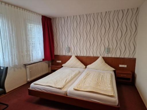 Hotel Weinhaus Am Stiftstor トライス・カーデン エクステリア 写真