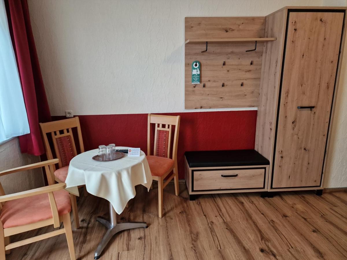 Hotel Weinhaus Am Stiftstor トライス・カーデン エクステリア 写真